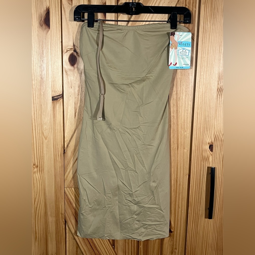 NWT ASSETS Sara Blakely Nude Full Slip Women's Size Large **1 STRAP**
